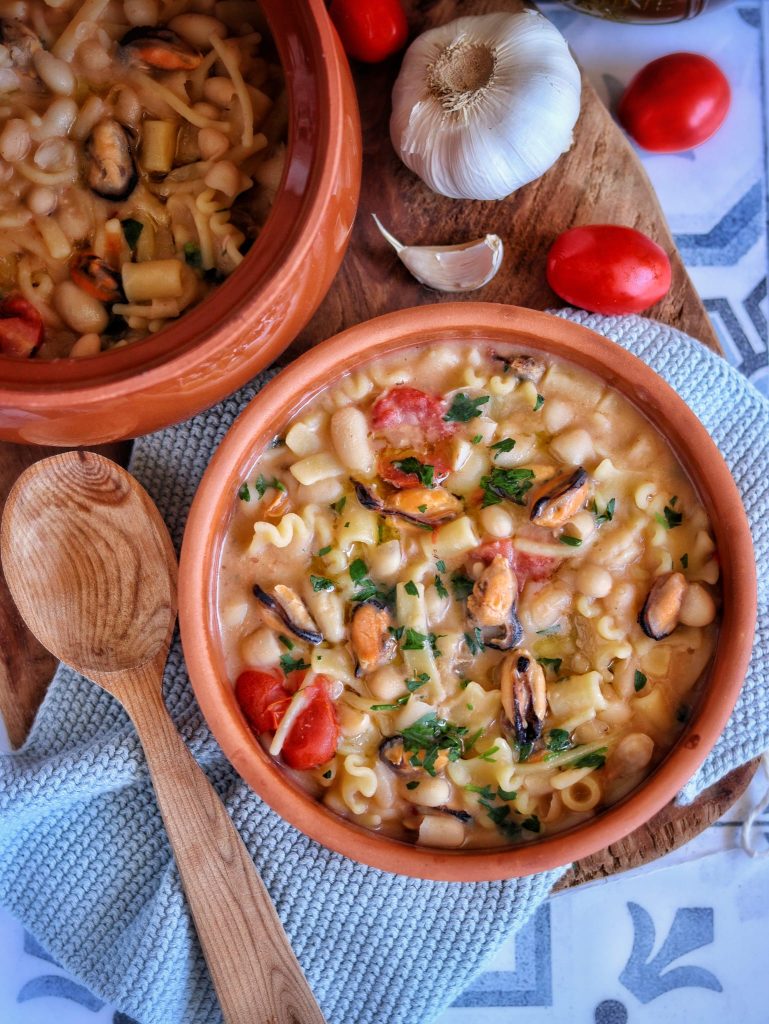 Pasta und Bohnen mit Muscheln