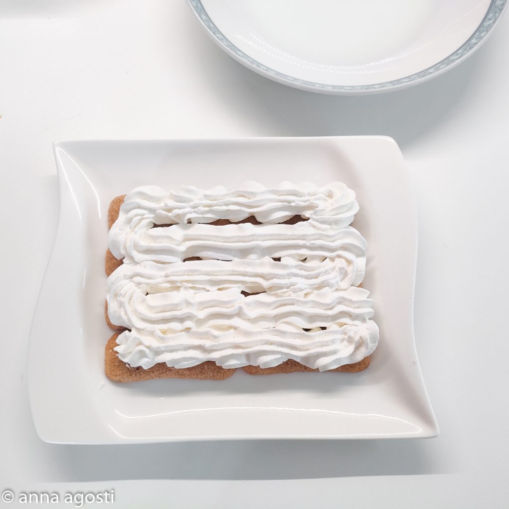 Pavesini-Torte mit Marmelade und Ricotta-Creme