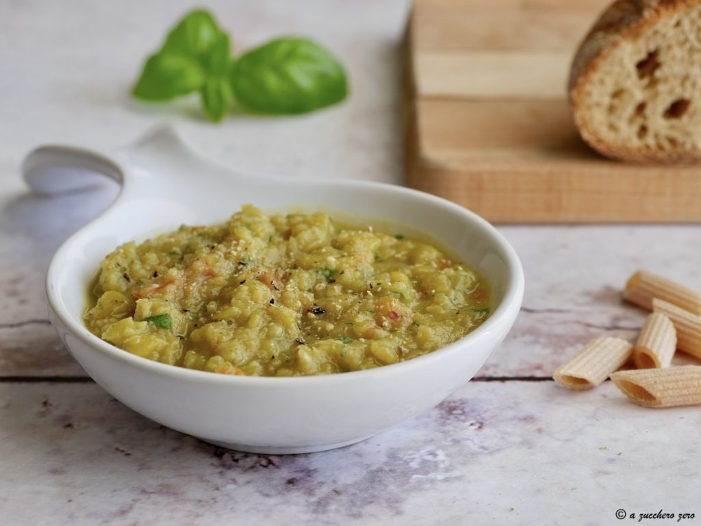 Pesto aus Erbsen, getrockneten Tomaten und Basilikum