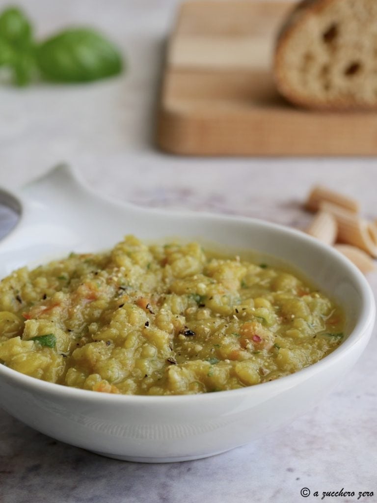 Pesto aus Erbsen, getrockneten Tomaten und Basilikum
