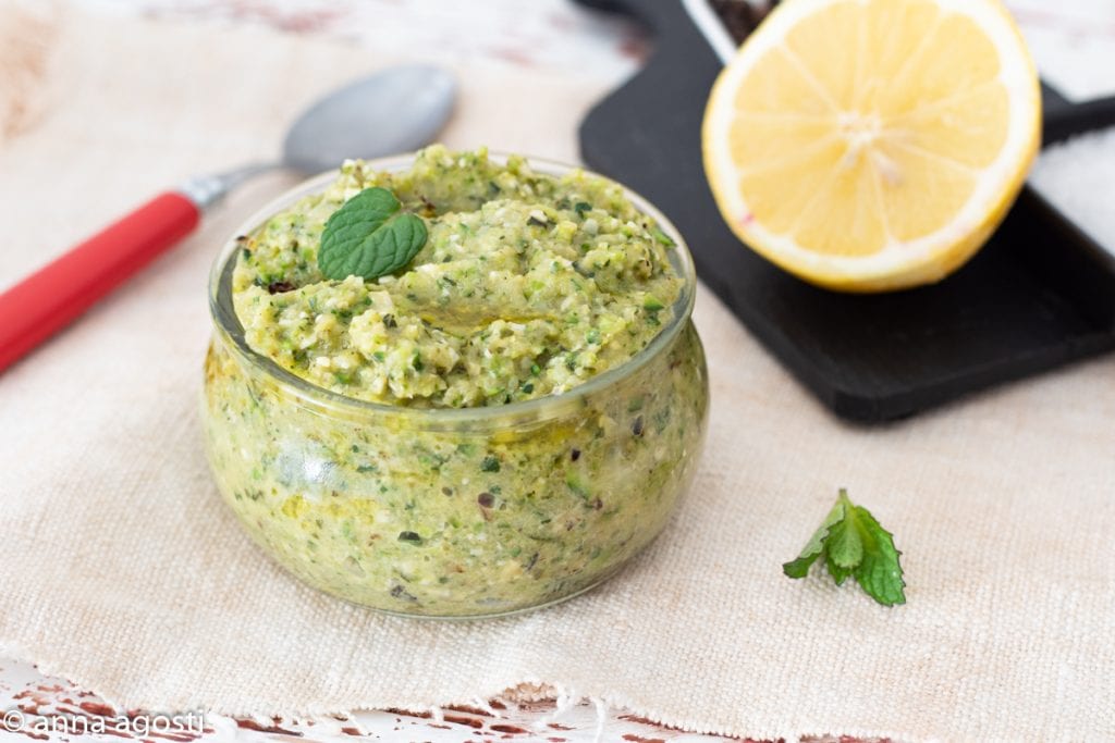 Pesto aus gerösteten Zucchini, Zitrone und Minze