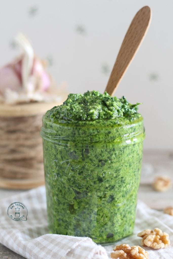 Püriertes Rucola-Pesto mit Walnüssen und Käse im Glas
