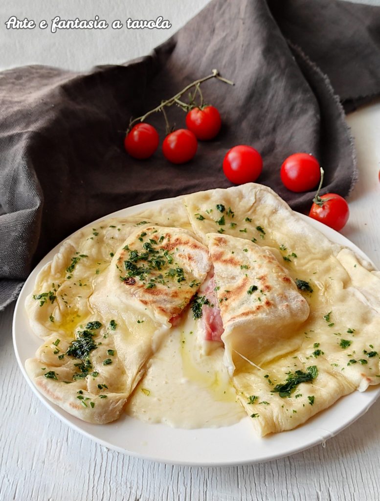 Pfannen-Focaccia mit Tomino