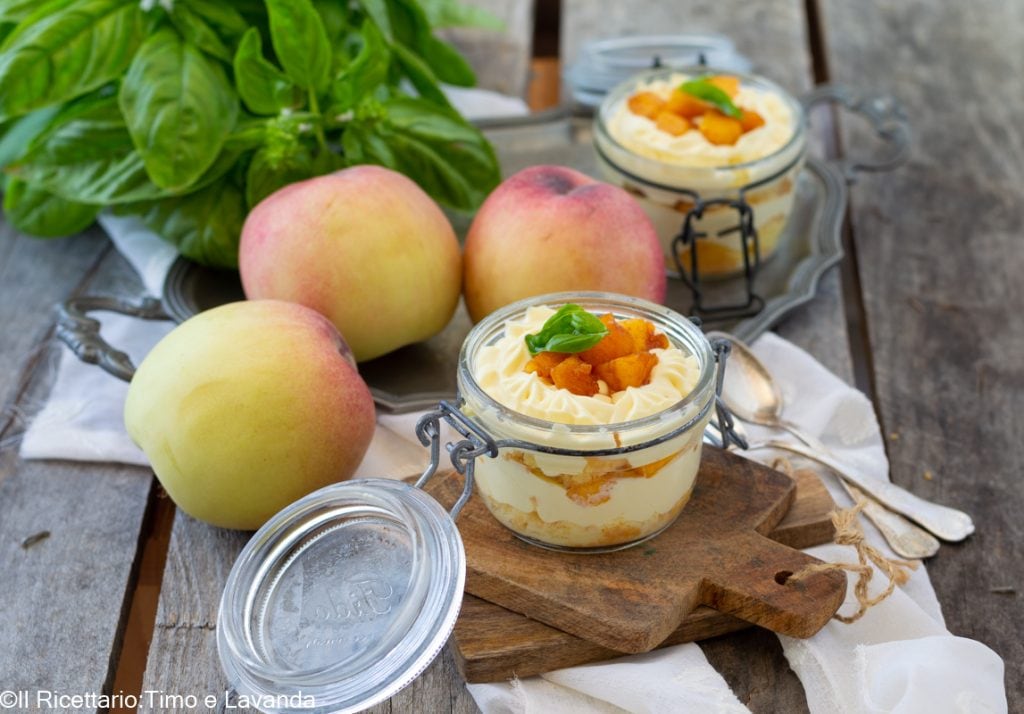 Pfirsich-Dessert im Glas mit Basilikumcreme