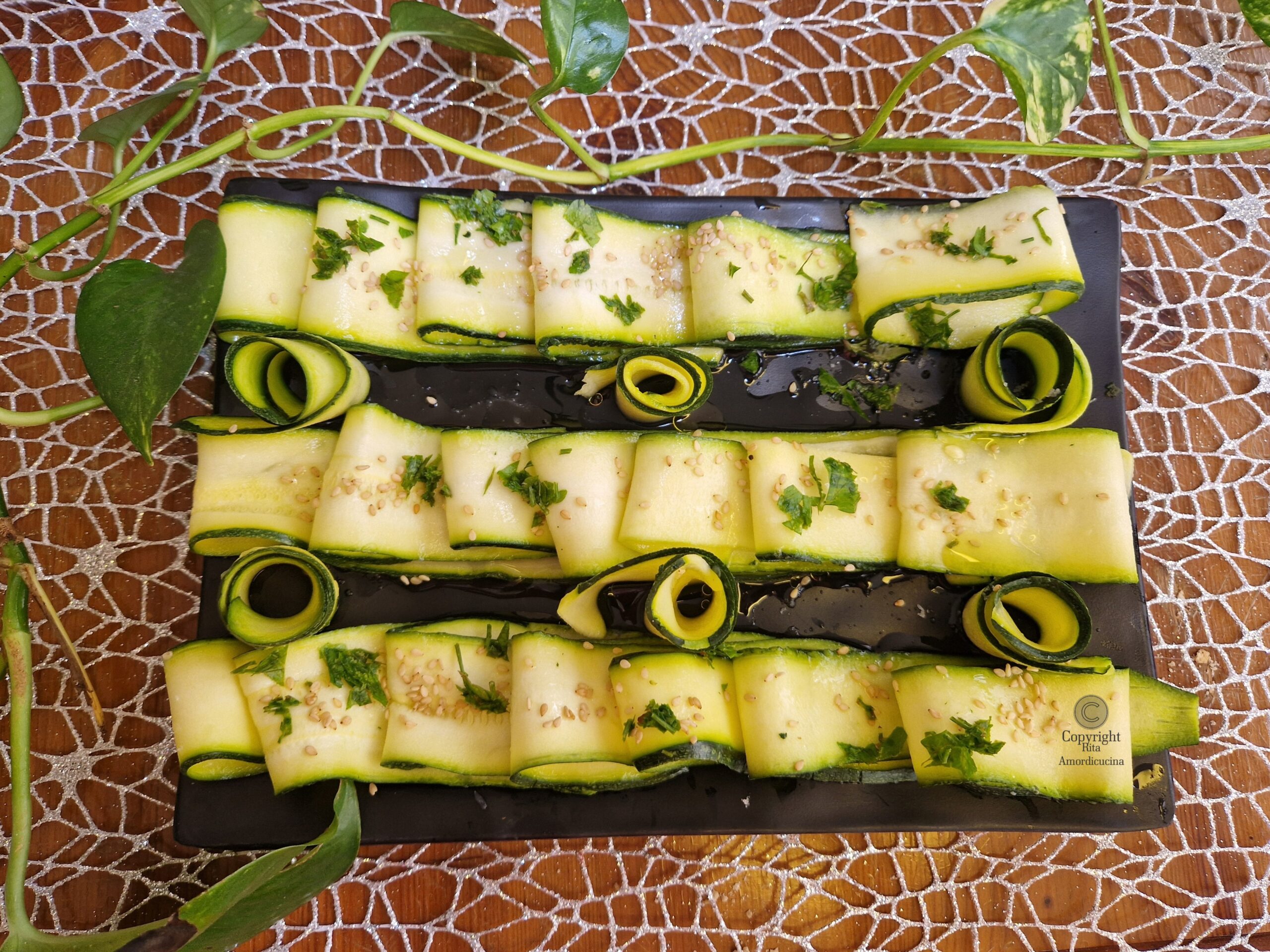 Zucchinencarpaccio als Beilage