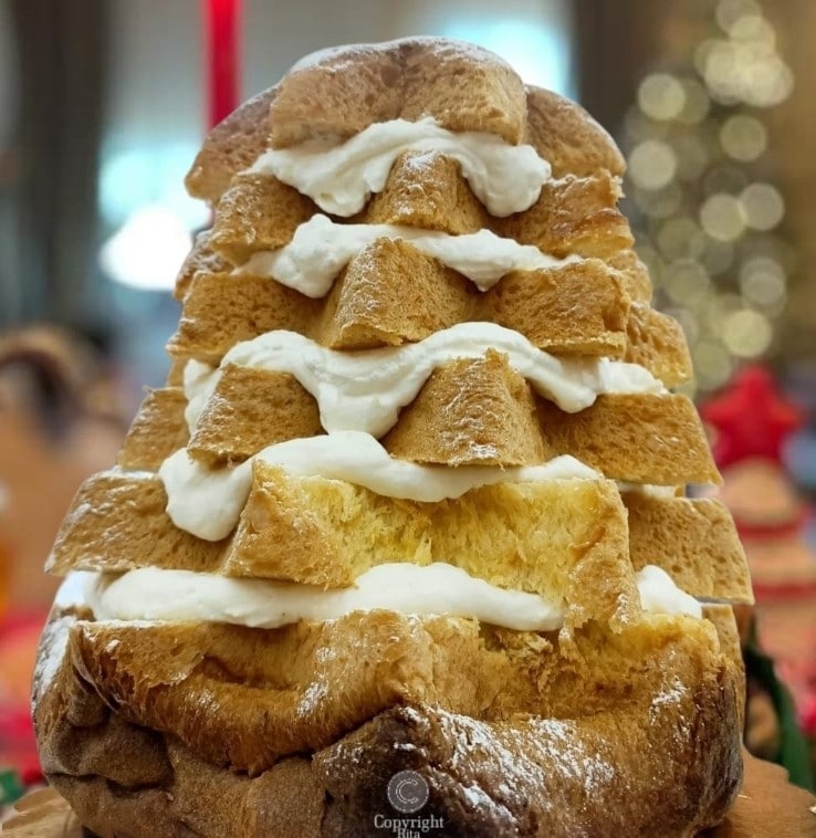 Der mit Mousseline-Creme und Pistazien gefüllte Pandoro