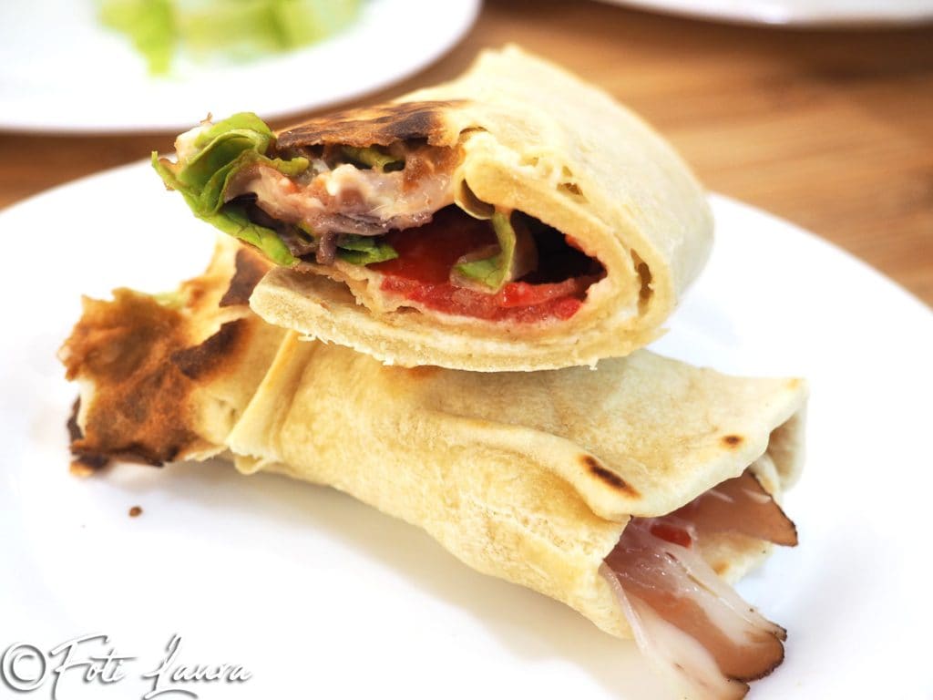 Piadina mit Öl geschnitten mit Zutaten