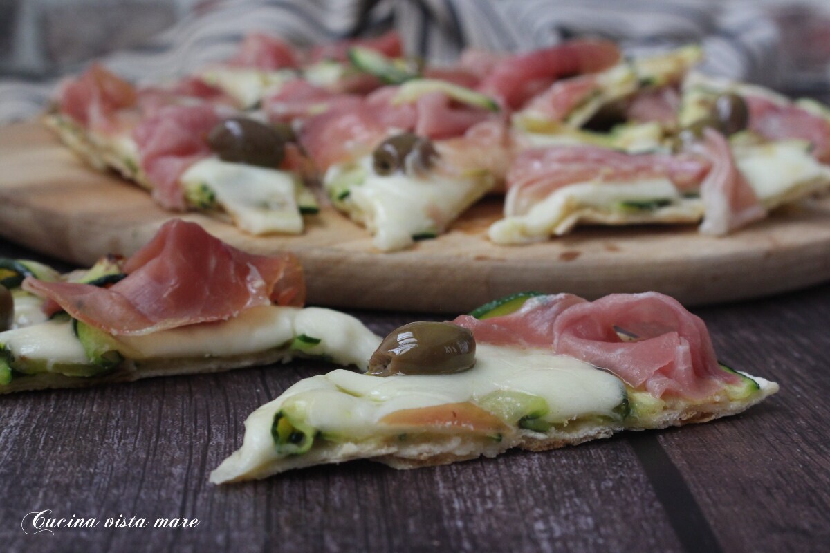 Piadipizza Zucchini und Rohschinken