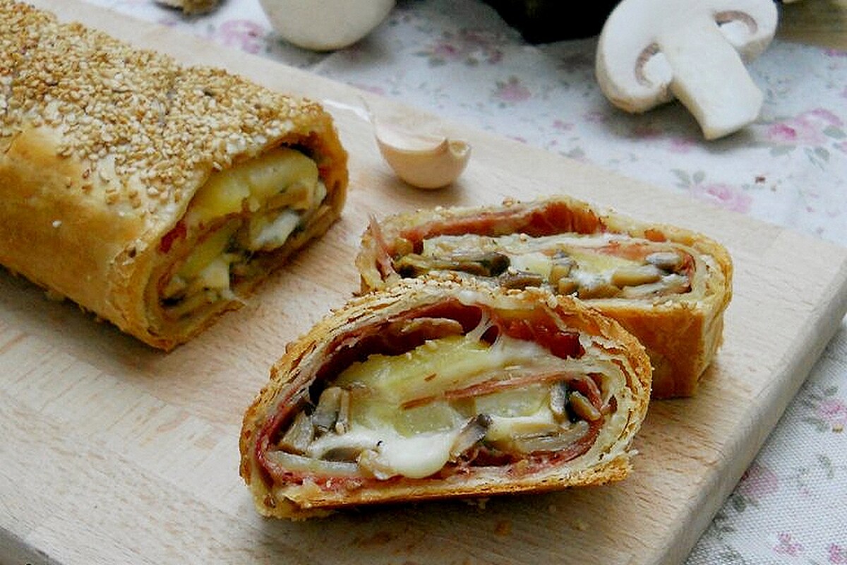 Pikanter Strudel mit Kartoffeln, Pilzen, Speck und Käse