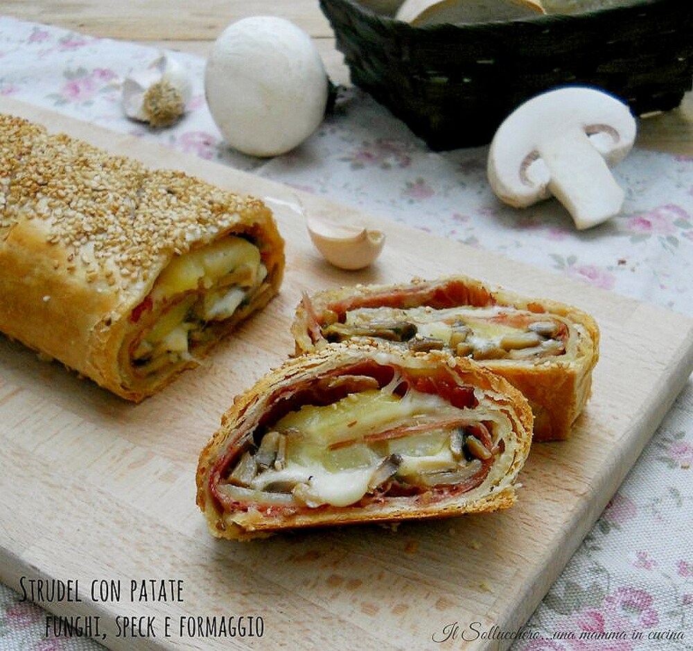 Pikanter Strudel mit Kartoffeln, Pilzen, Speck und Käse
