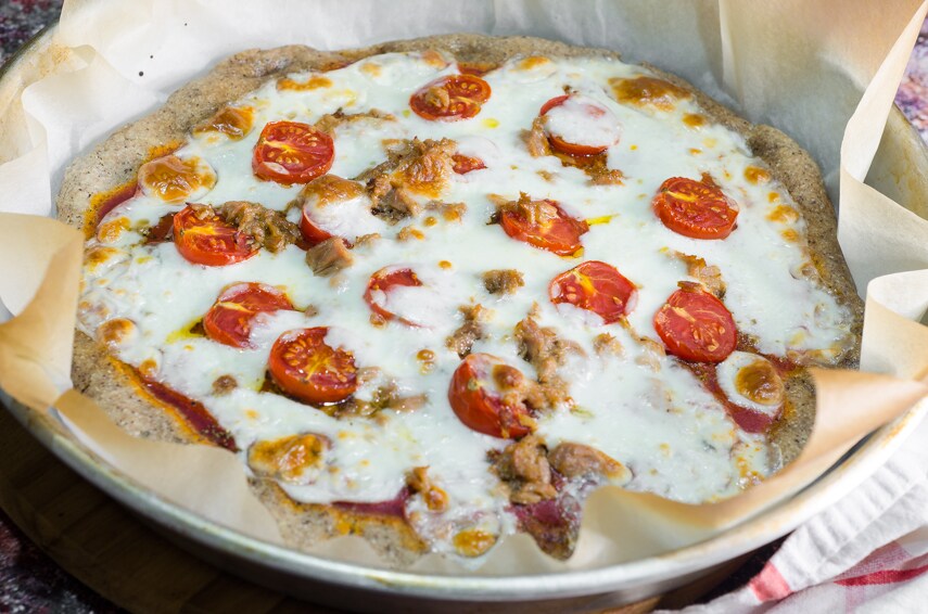 Pizza mit Thunfisch und Tomaten, hausgemacht