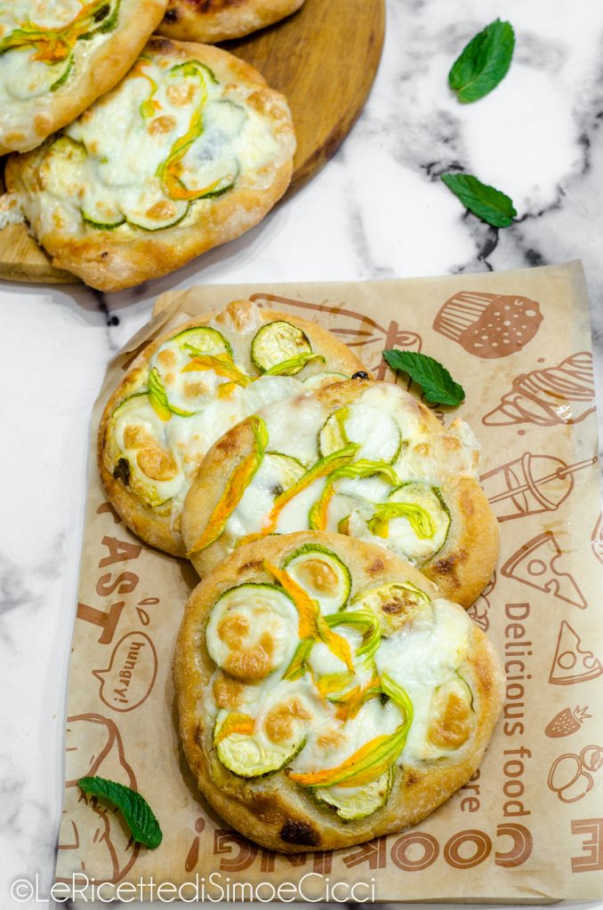 Hausgemachte Pizzette mit Zucchini und Kürbisblüten