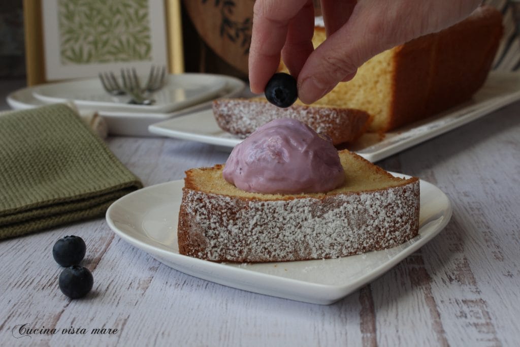 Plumcake mit heißer Milch Küche mit Meerblick