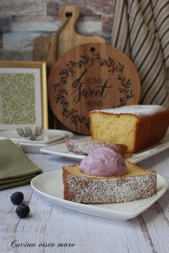 Plumcake mit heißer Milch Küche mit Meerblick