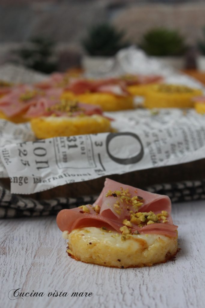Polenta-Pizzette mit Stracchino und Mortadella Cucina vista mare