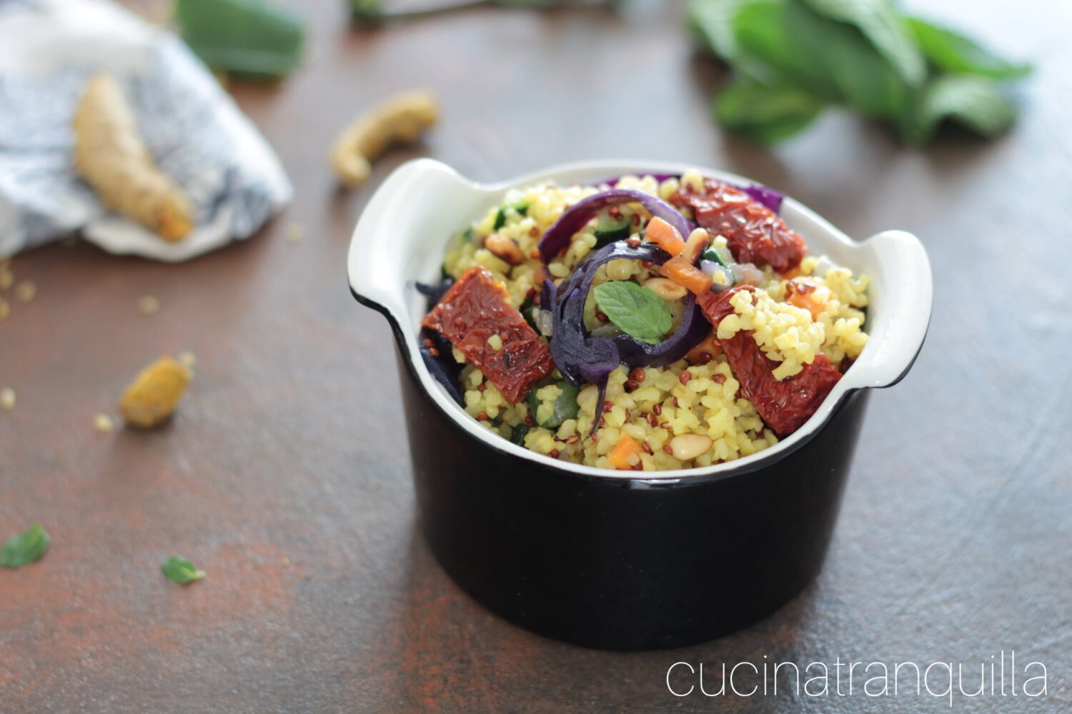 Bulgur- und Quinoasalat mit Kurkuma