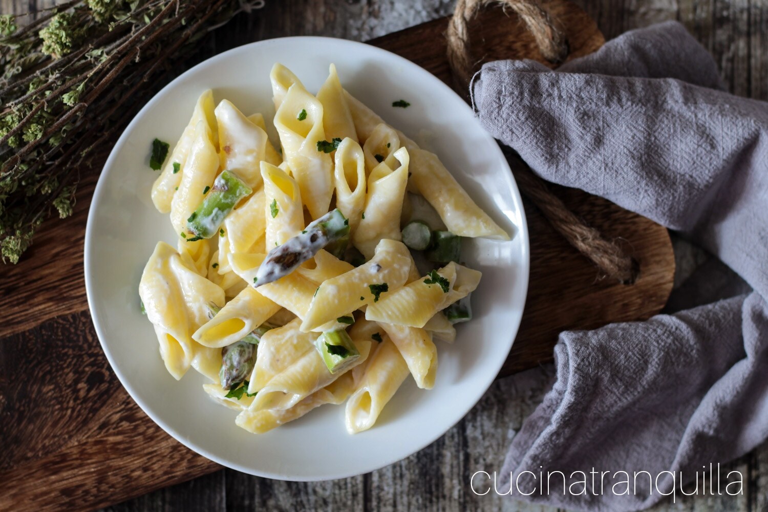 Garganelli mit Spargel und cremigem Käse