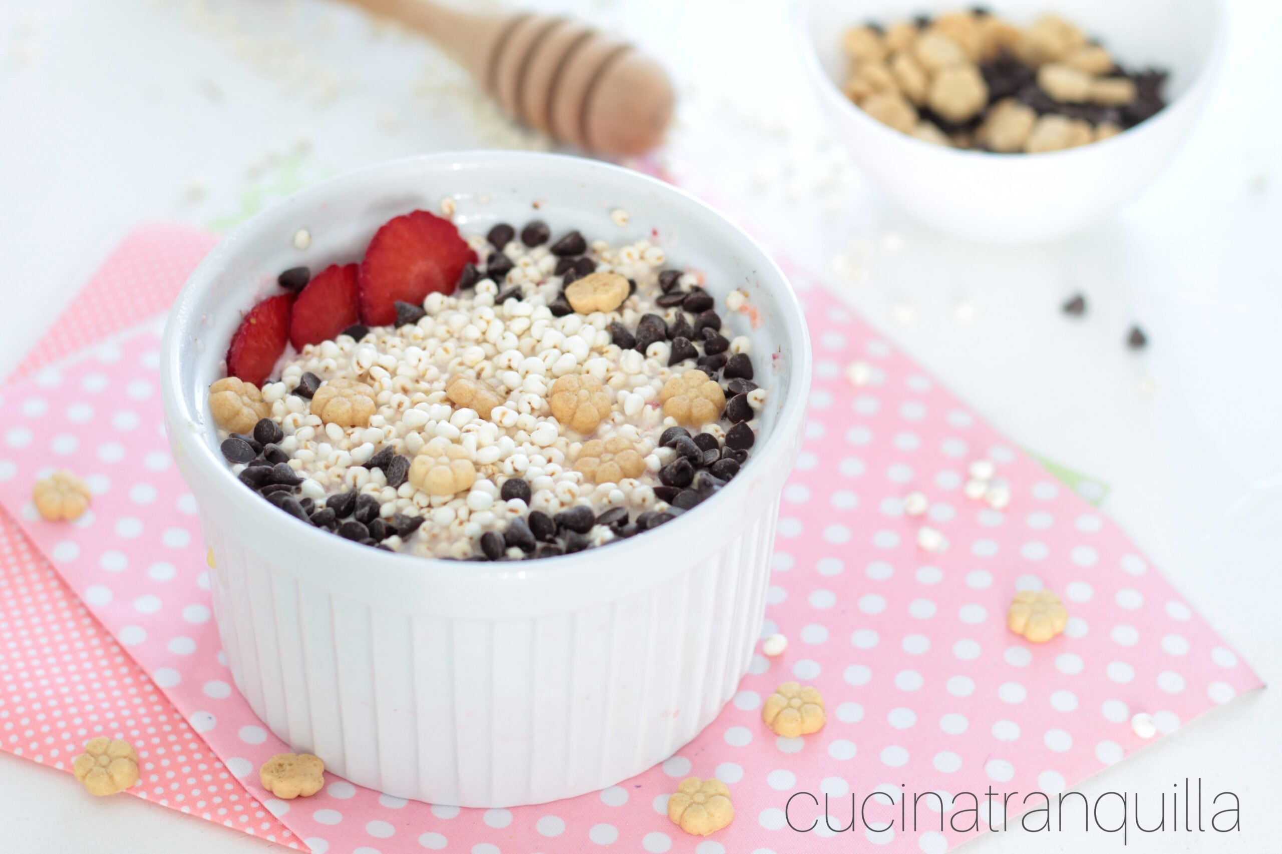 Gepuffter Hirse mit Milch und Erdbeeren