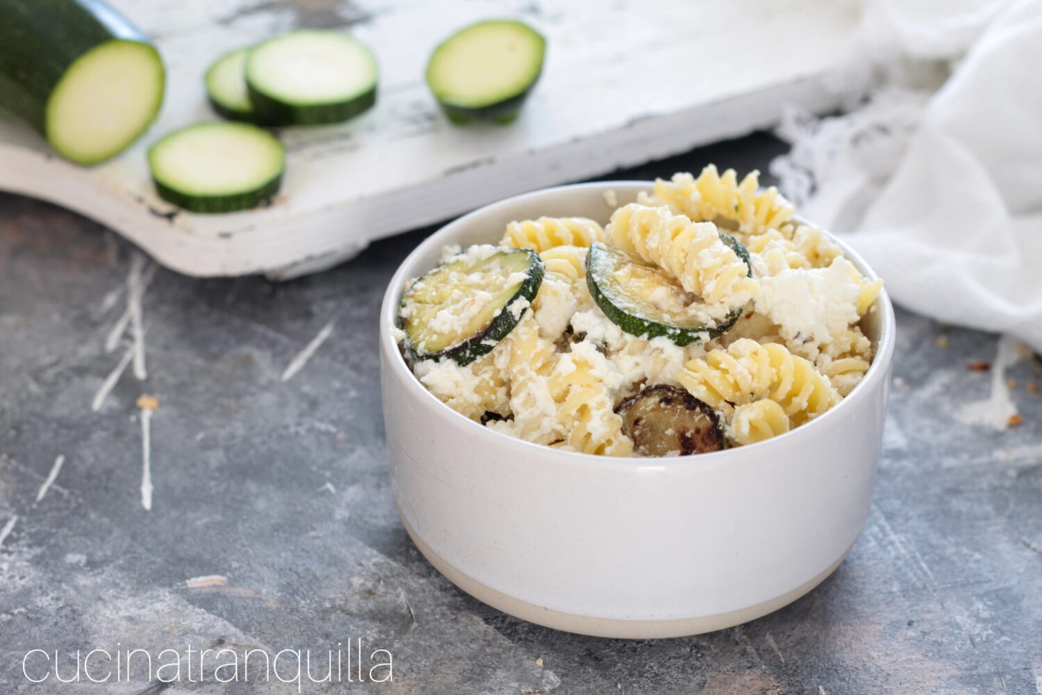Kalter Nudelsalat mit Ricotta und Zucchini