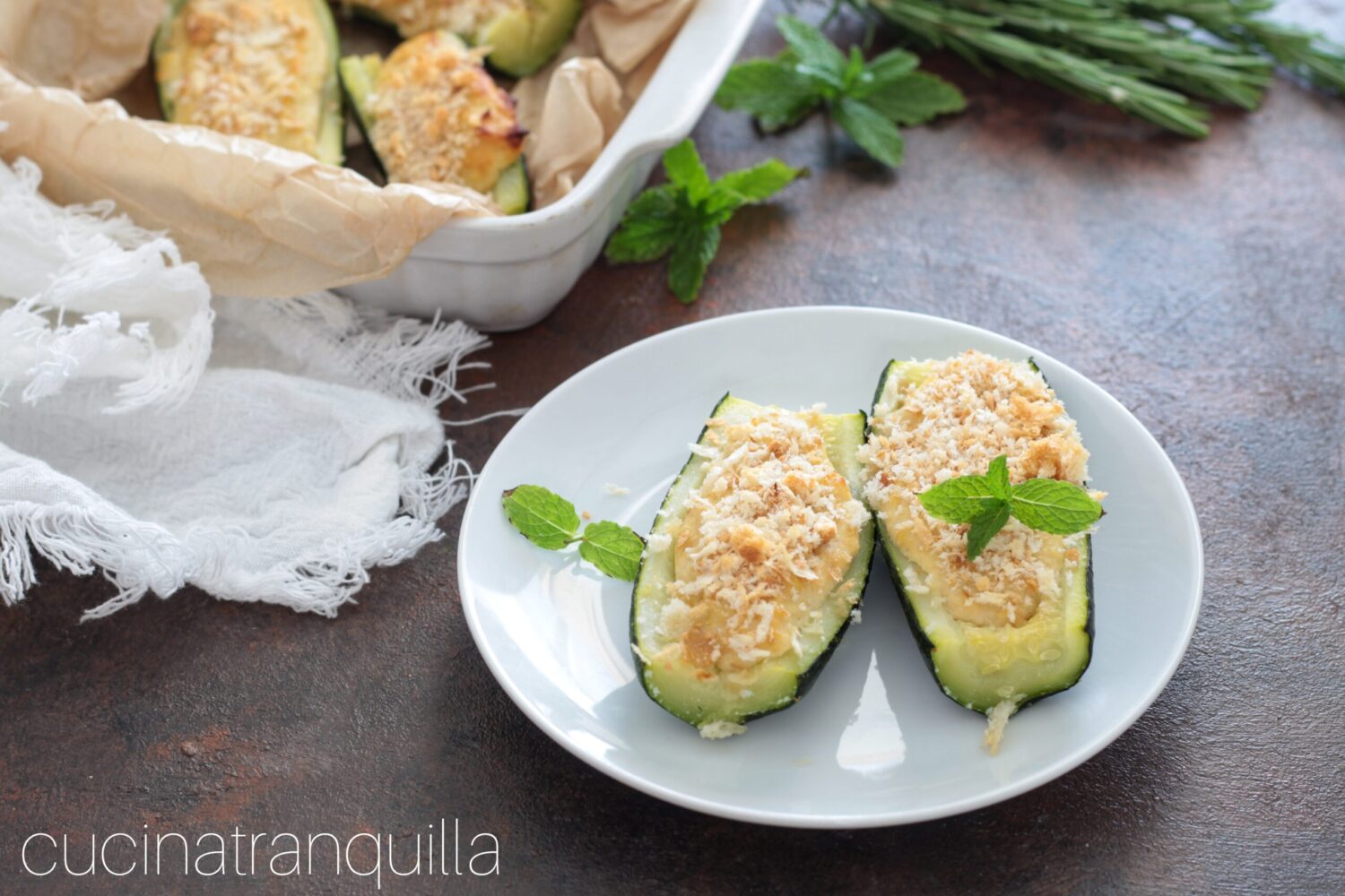 Mit Thunfisch gefüllte Zucchini