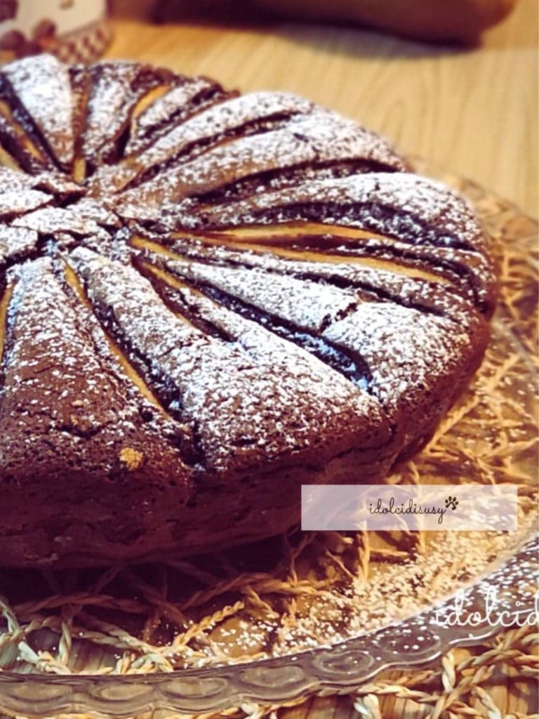 Weicher Birnen-Schokoladen-Kuchen, dekoriert mit Birnen und Puderzucker