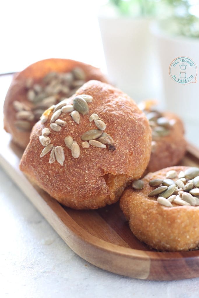 kleine Brötchen aus Quinoa-Körnern und Flohsamenschalen mit Samen darauf