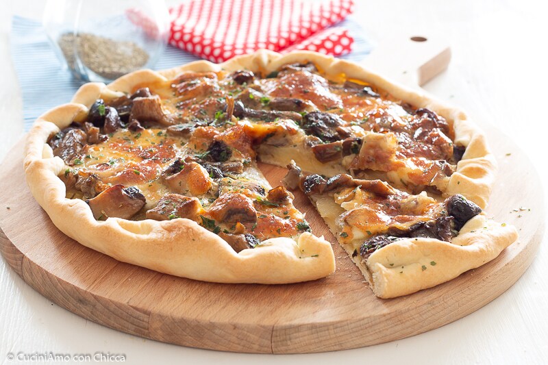 RUSTIKALER KUCHEN MIT KARTOFFELN UND PILZEN