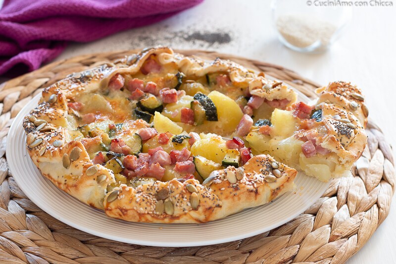 RUSTIKALER KUCHEN MIT KARTOFFELN UND ZUCCHINI
