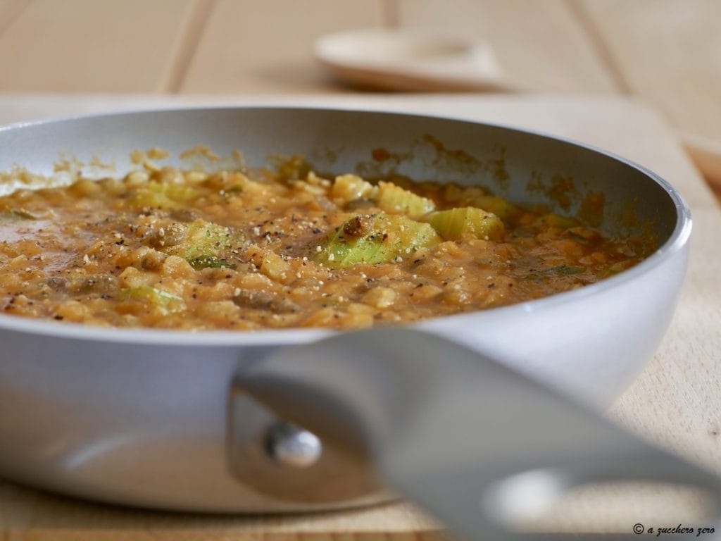 Ragù aus roten Linsen geschält und nicht