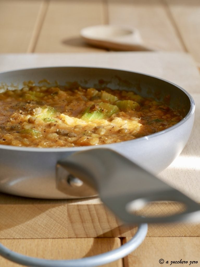 Ragù aus roten Linsen geschält und nicht