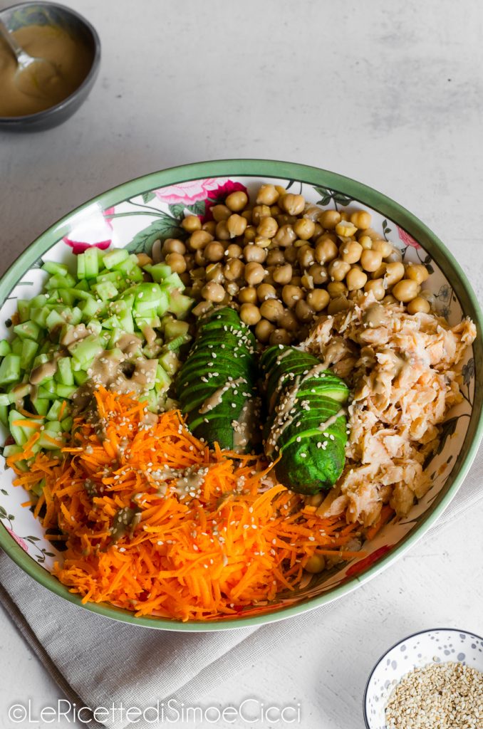 Reisschale mit Kichererbsen, Gemüse und Lachs (Poke Bowl)