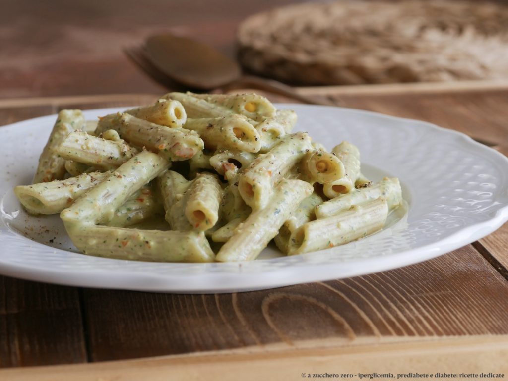 Ricotta-Creme und getrocknete Tomaten mit Basilikum und Mandeln | leichte Sauce und Dressing