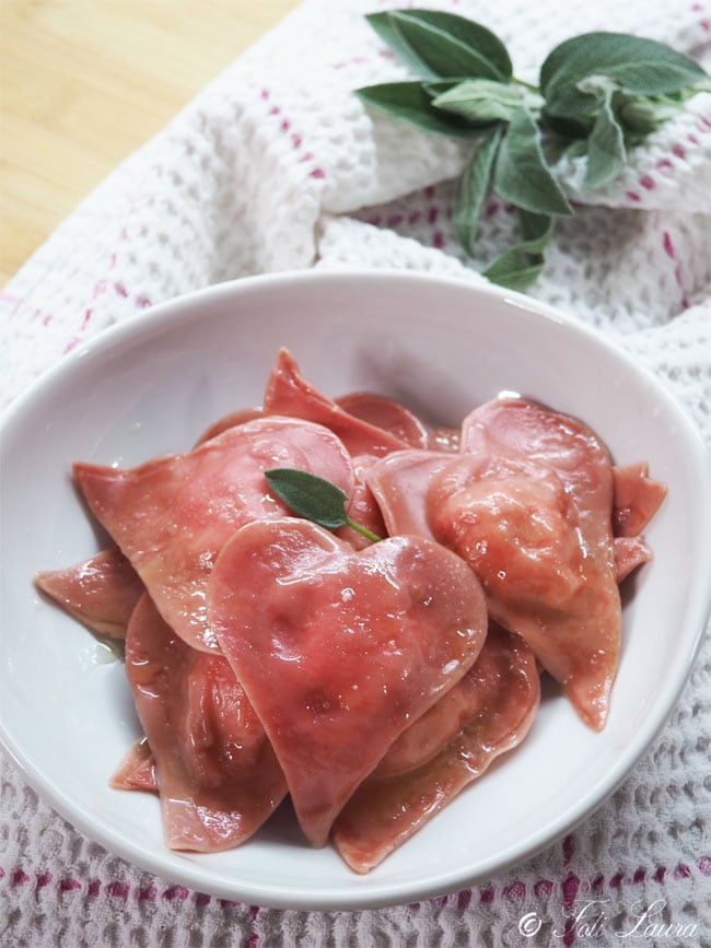 Rosa Herzen gefüllt mit Ricotta und Haselnüssen