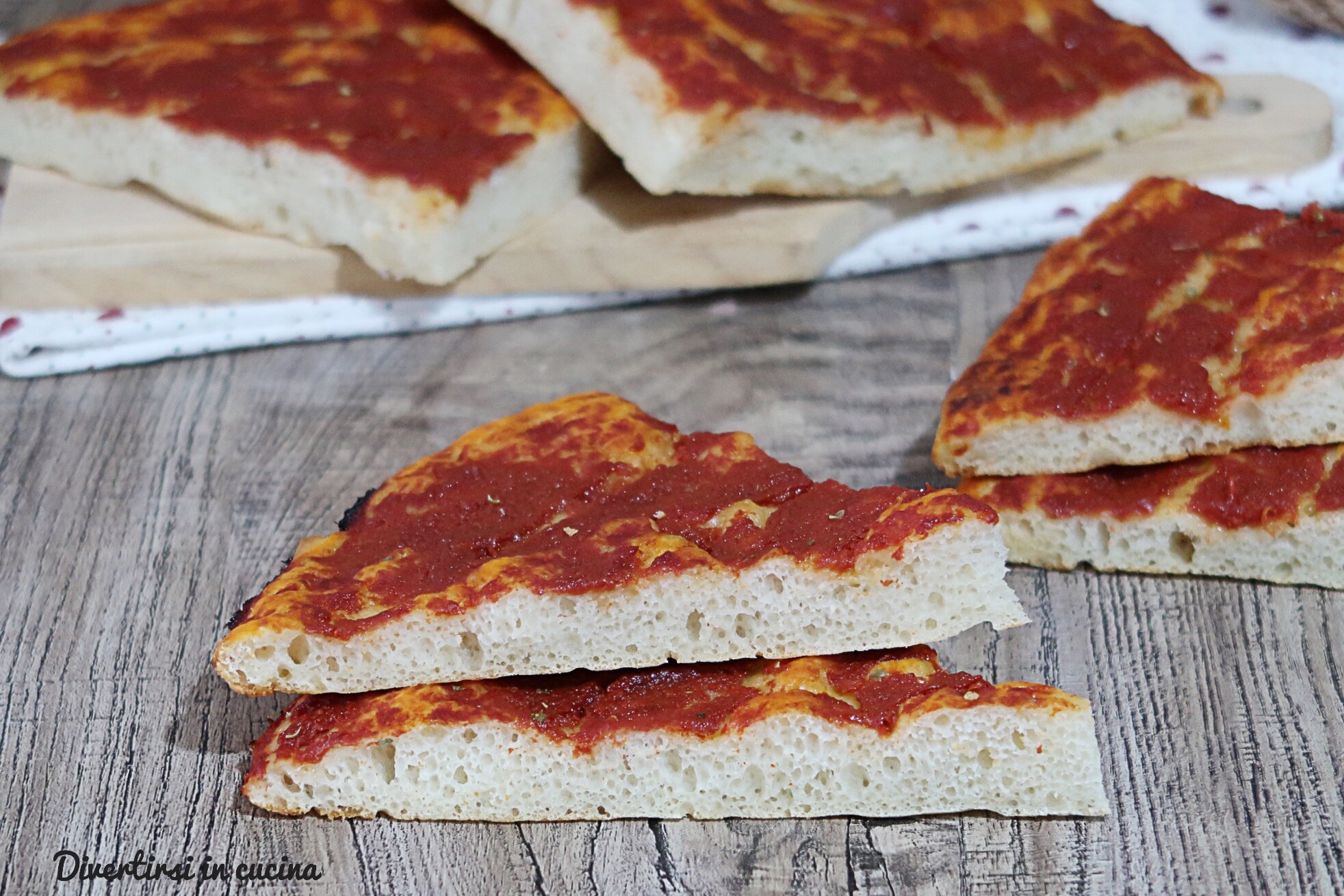 Rote Pizza mit Oregano