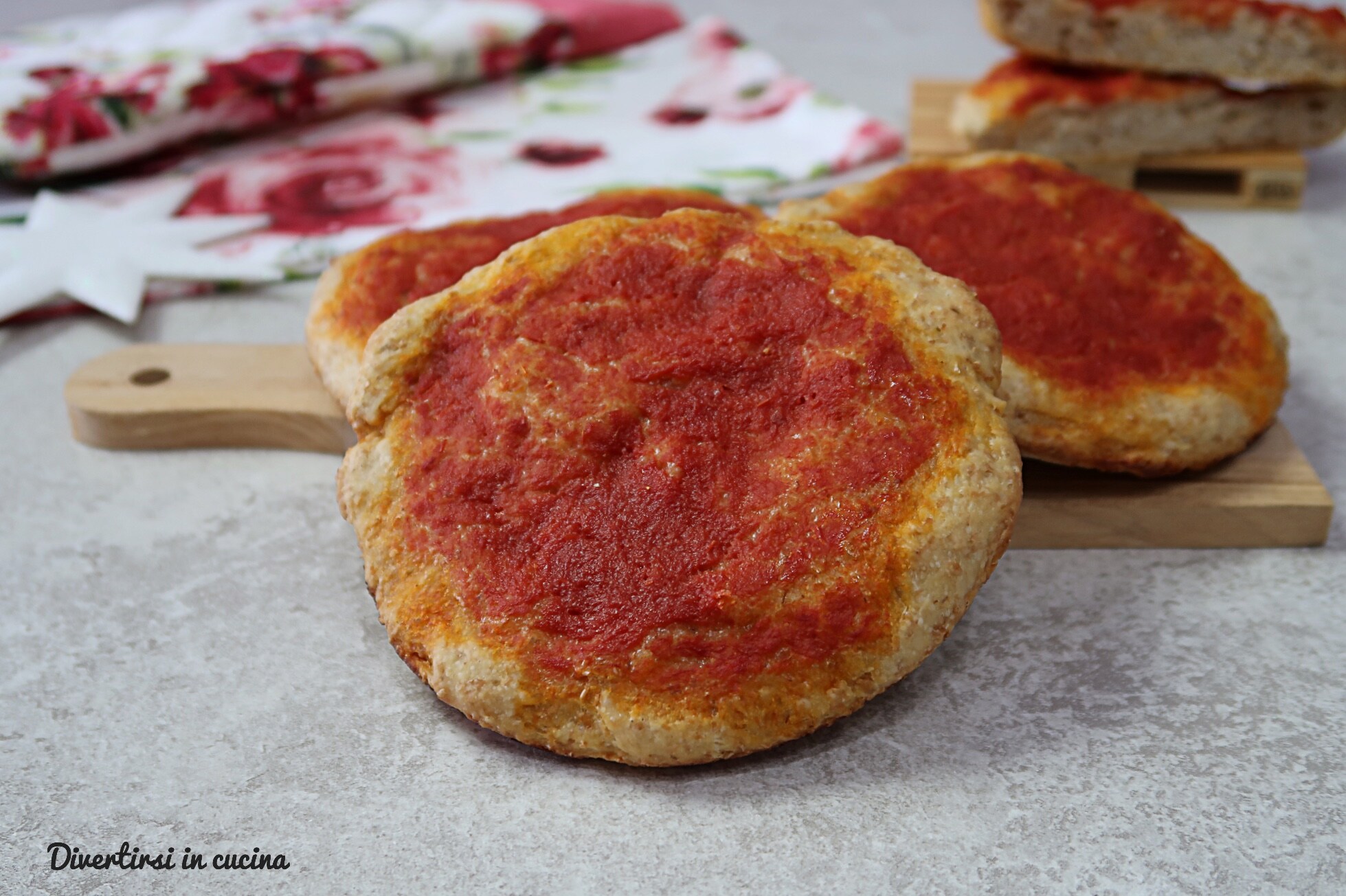 Rote Pizzette mit Vollkornmehl