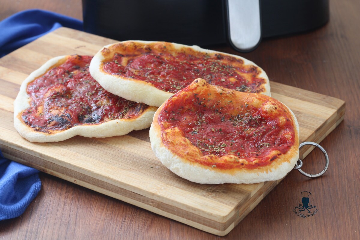 Rote Pizzette in der Heißluftfritteuse