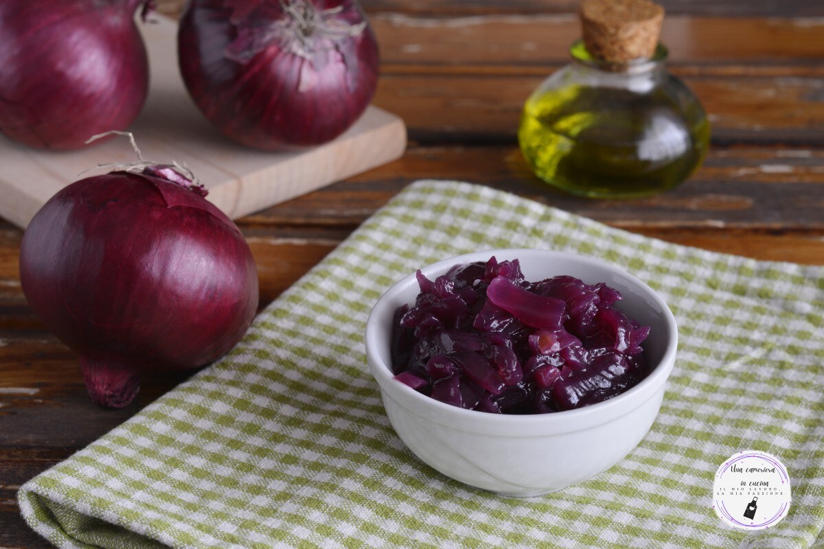 Rote Zwiebeln in süß-saurem Sud