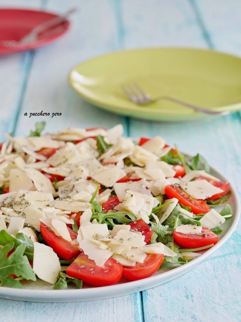 Rucola-Salat mit Kirschtomaten, gehobeltem Grana und Majoran