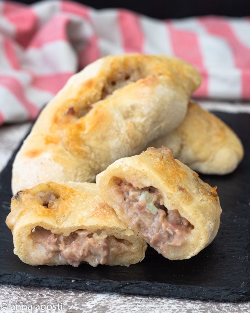 Rustikale Calzoni mit Gorgonzola und Salami