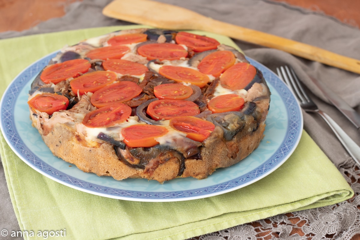 Rustikaler Kuchen mit Thunfisch und Kirschtomaten