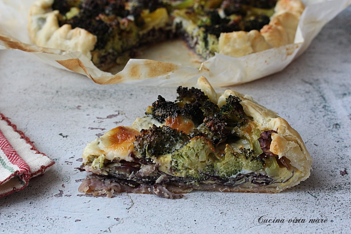 Rustikaler Kuchen mit Radicchio und Brokkoli