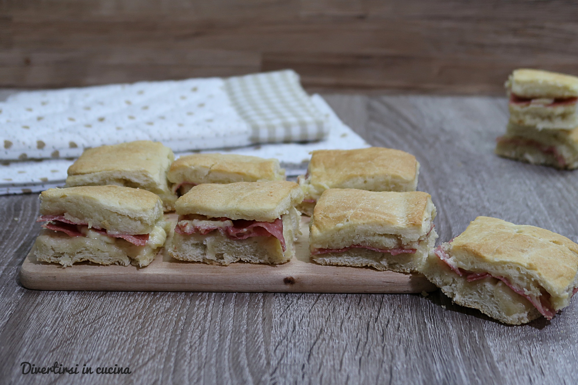 Rustikales Gebäck mit Salami und Käse