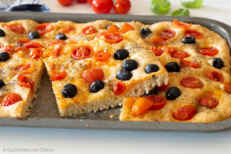SCHNELLE FOCACCIA MIT KIRSCHTOMATEN UND OLIVEN