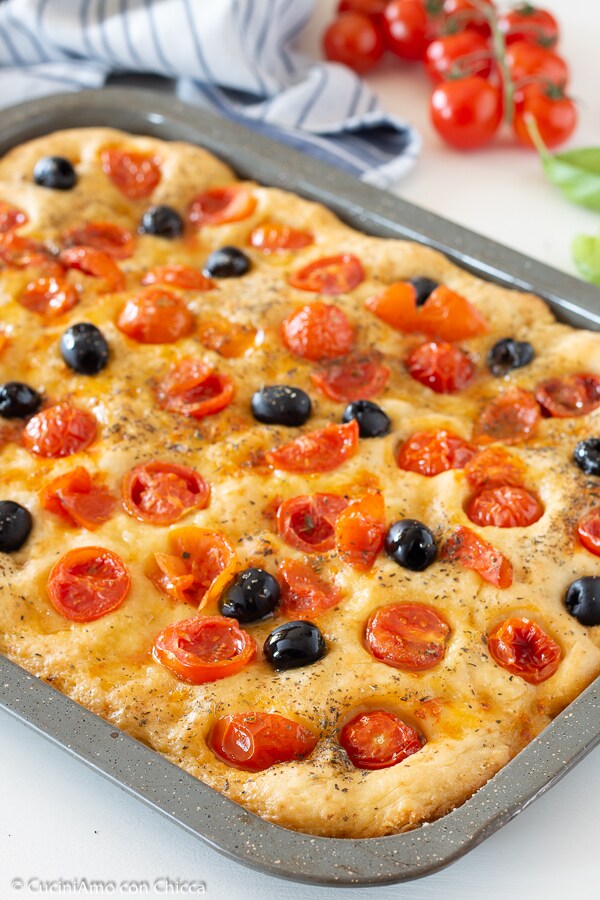 SCHNELLE FOCACCIA MIT KIRSCHTOMATEN UND OLIVEN