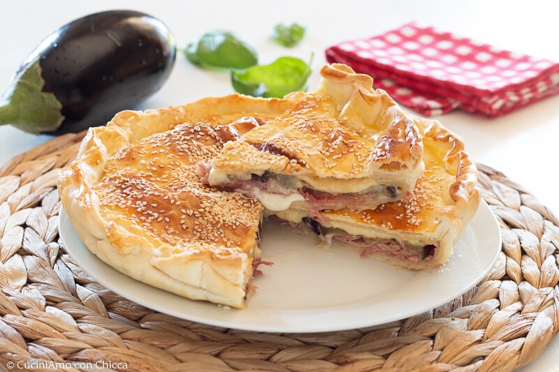 SCHNELLE TORTE MIT AUBERGINEN UND KÄSE