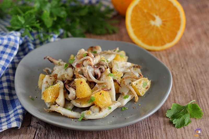 Schneller Salat mit Tintenfisch und Orangen