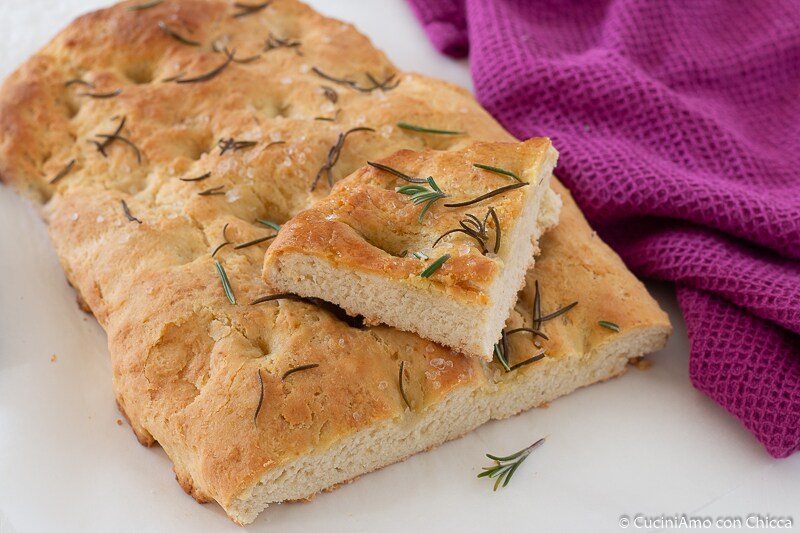 SOFORTIGE FOCACCIA MIT ÖL UND ROSMARIN