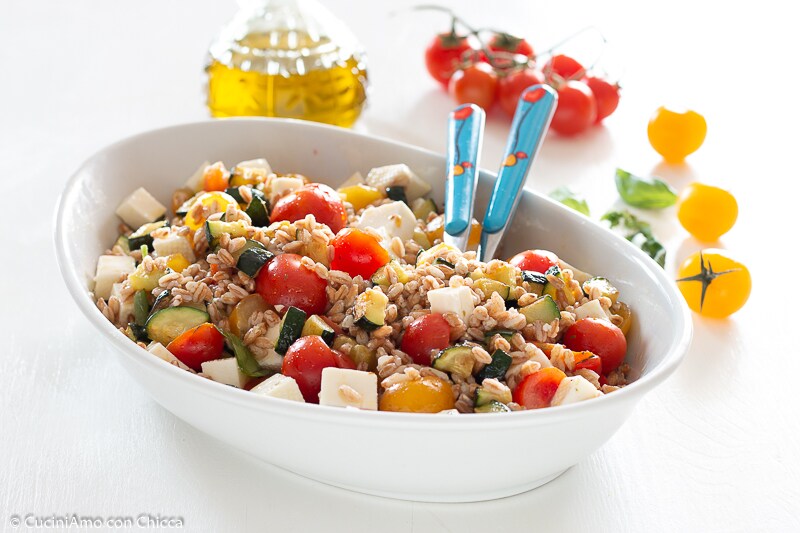 SOMMER-DINKEL MIT ZUCCHINI UND KIRSCHTOMATEN