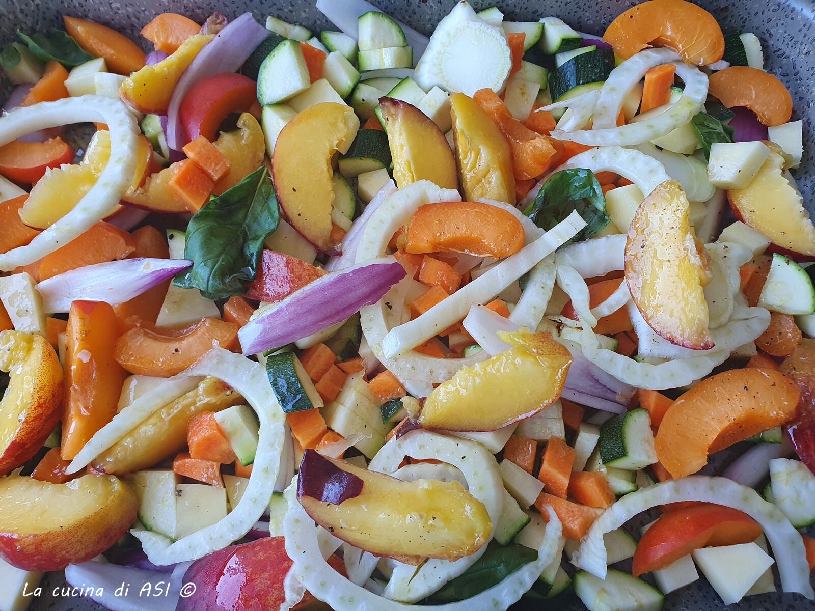 SOMMERBLECH MIT FRÜCHTEN UND GEMÜSE