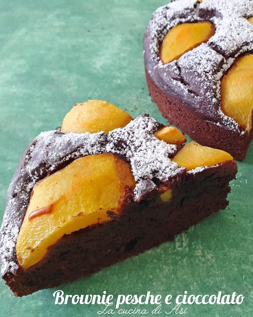 SOMMERLICHER BROWNIE MIT PFIRSICHEN